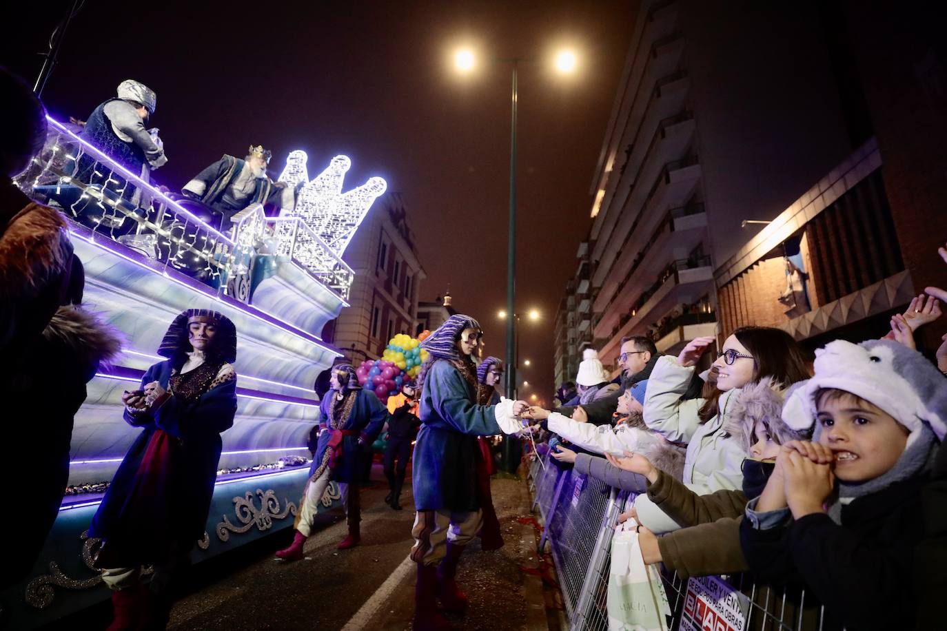 Fotos: Los Reyes Magos reparten ilusión y chucherías en Valladolid