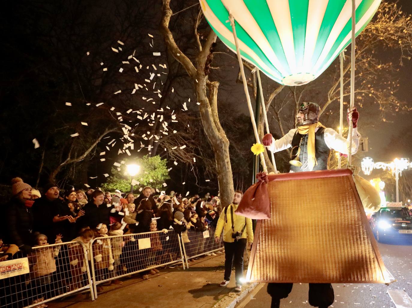 Fotos: Los Reyes Magos reparten ilusión y chucherías en Valladolid