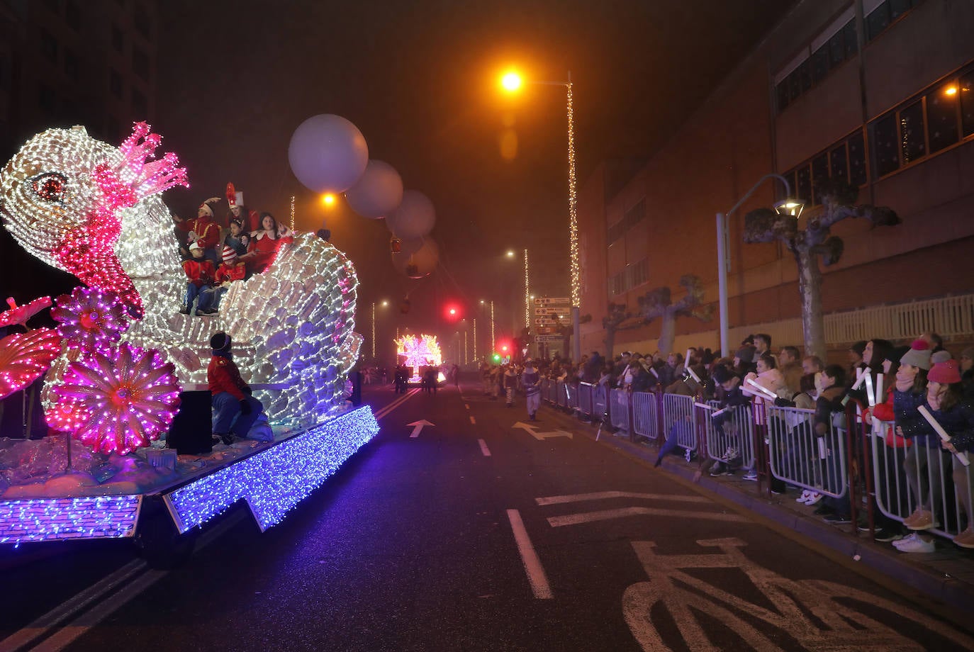 El desfile más multitudinario de la historia de la ciudad encandila a grandes y pequeños