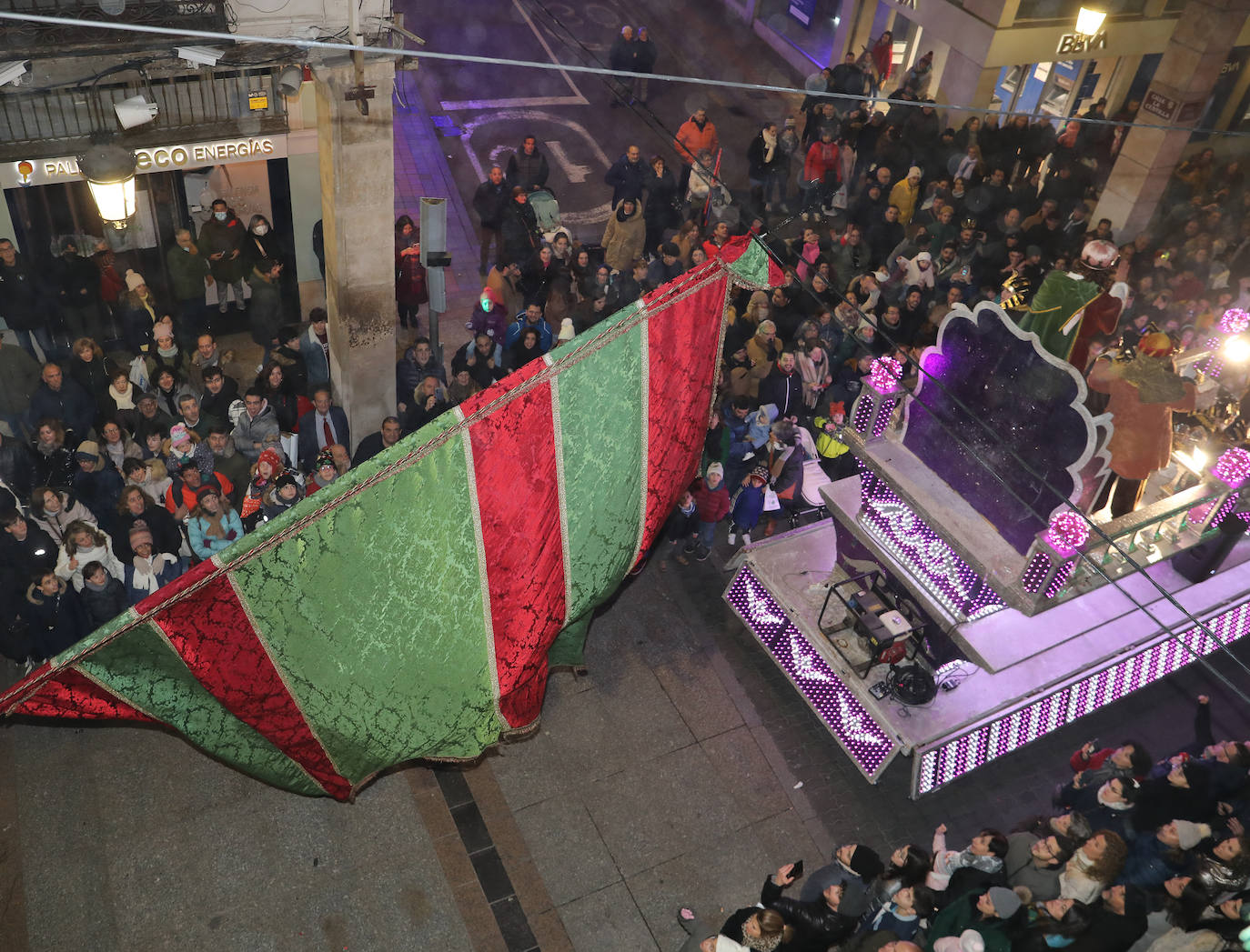 El desfile más multitudinario de la historia de la ciudad encandila a grandes y pequeños