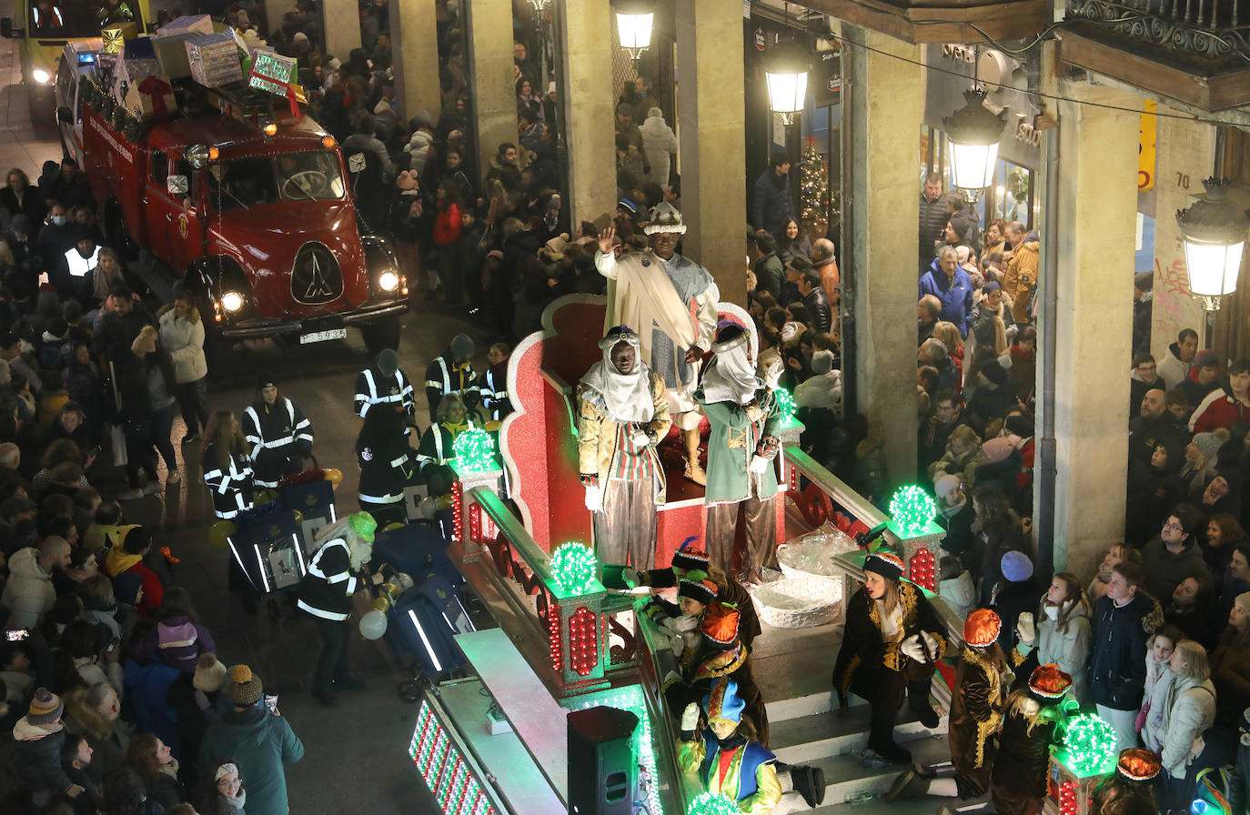 El desfile más multitudinario de la historia de la ciudad encandila a grandes y pequeños