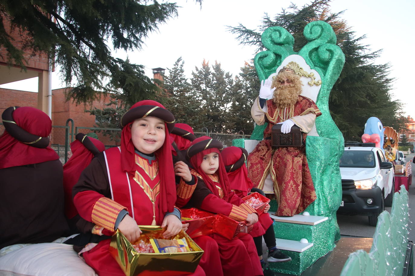 Baltasar, Gaspar y Melchor llegan a uno de los belenes vivientes en su recorrido de este jueves por Cuéllar