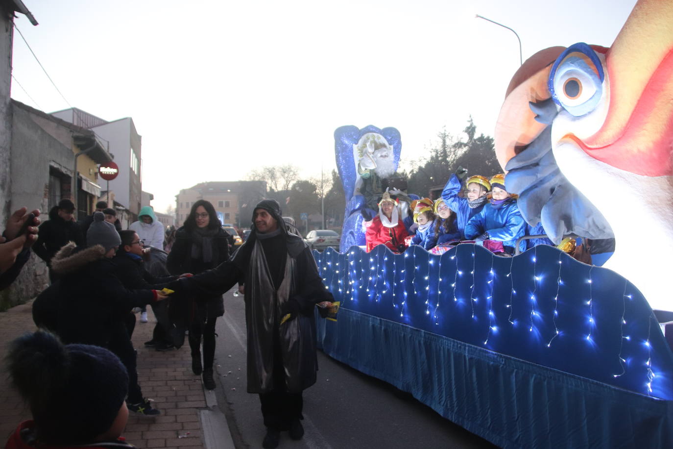 Baltasar, Gaspar y Melchor llegan a uno de los belenes vivientes en su recorrido de este jueves por Cuéllar