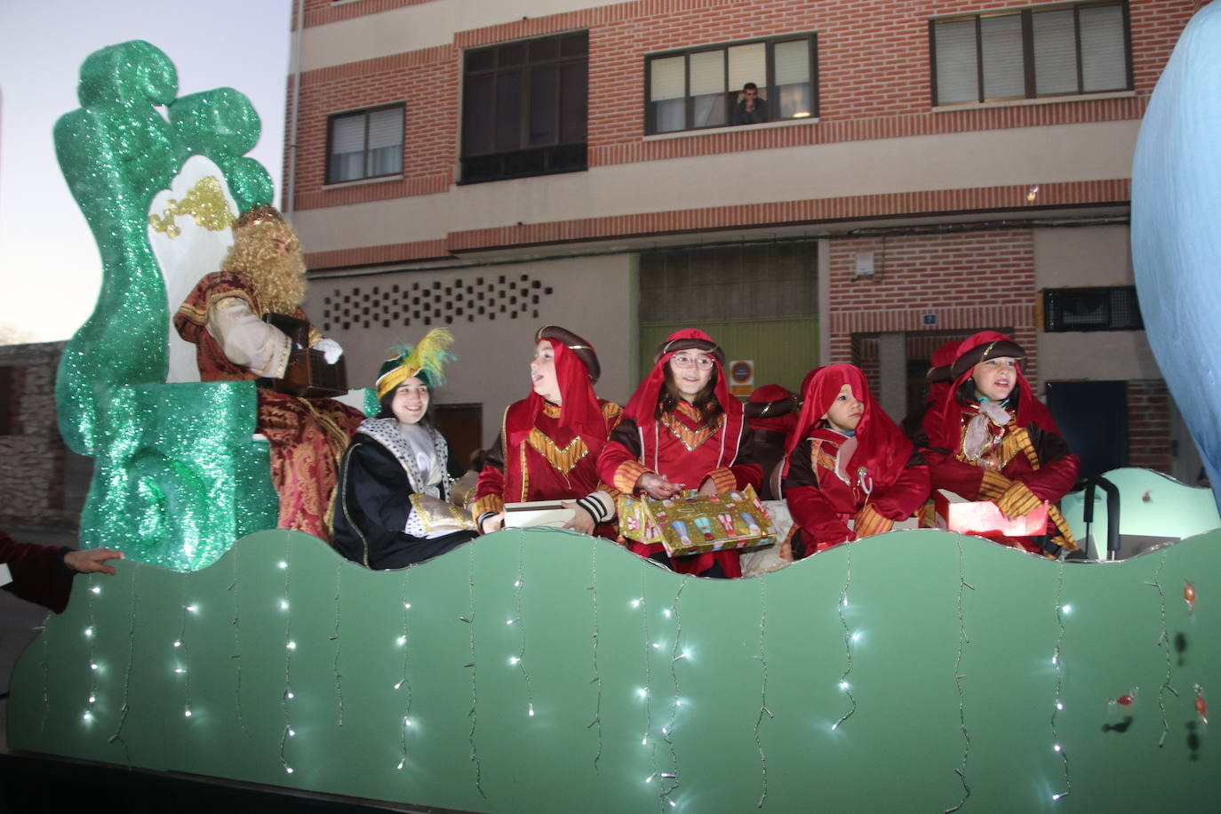 Baltasar, Gaspar y Melchor llegan a uno de los belenes vivientes en su recorrido de este jueves por Cuéllar