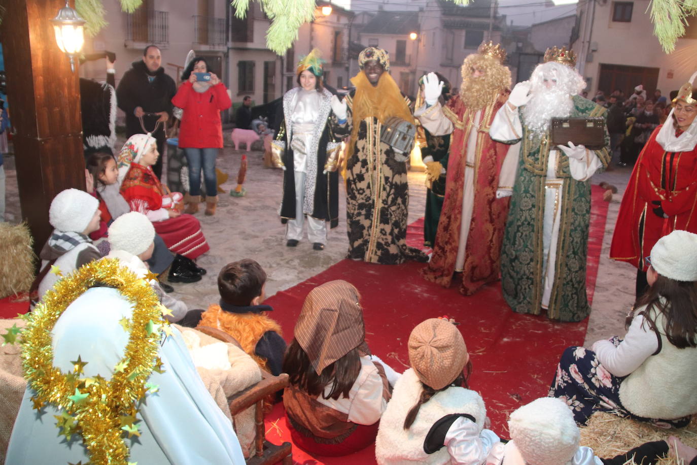 Baltasar, Gaspar y Melchor llegan a uno de los belenes vivientes en su recorrido de este jueves por Cuéllar