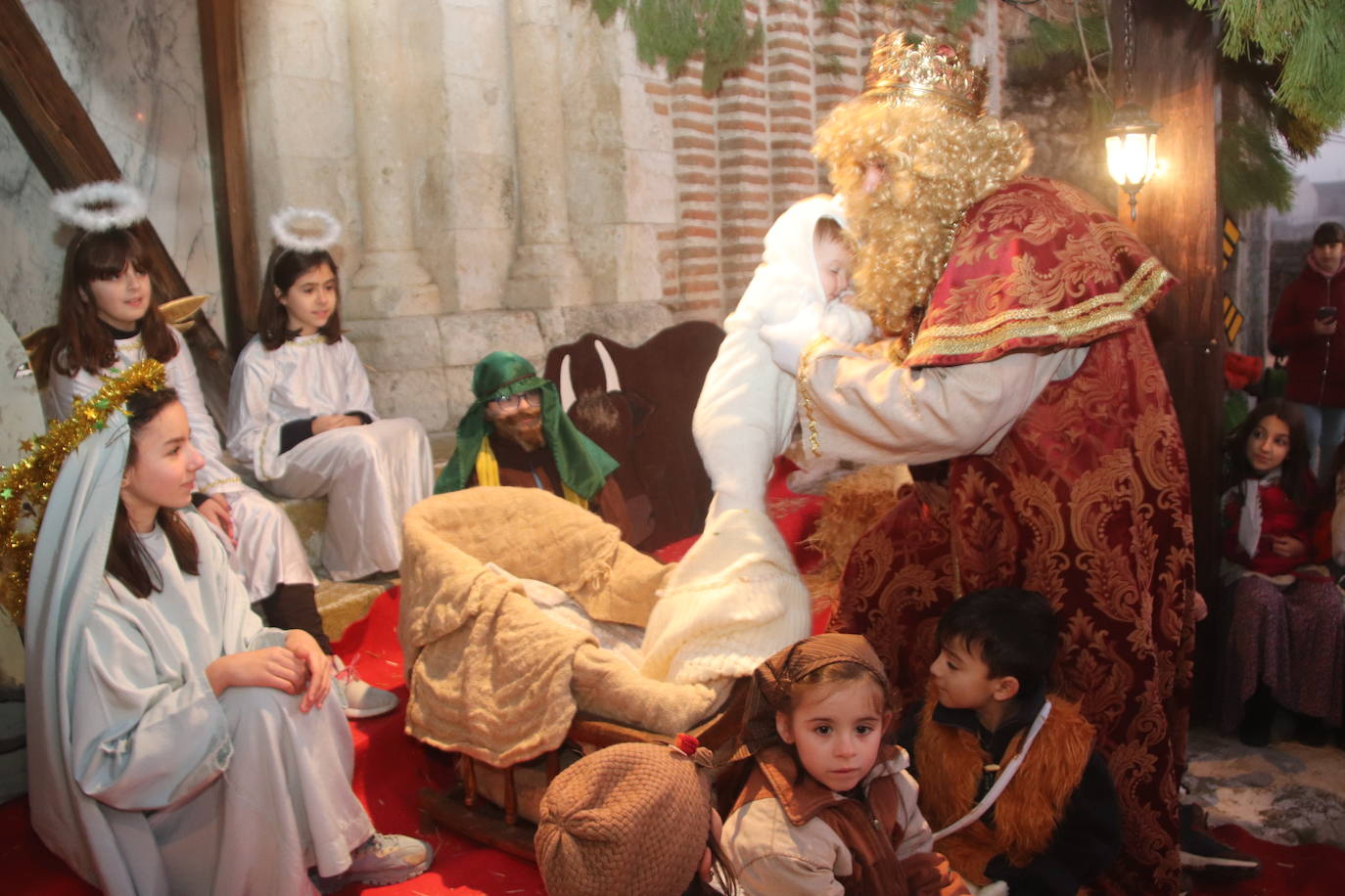 Baltasar, Gaspar y Melchor llegan a uno de los belenes vivientes en su recorrido de este jueves por Cuéllar