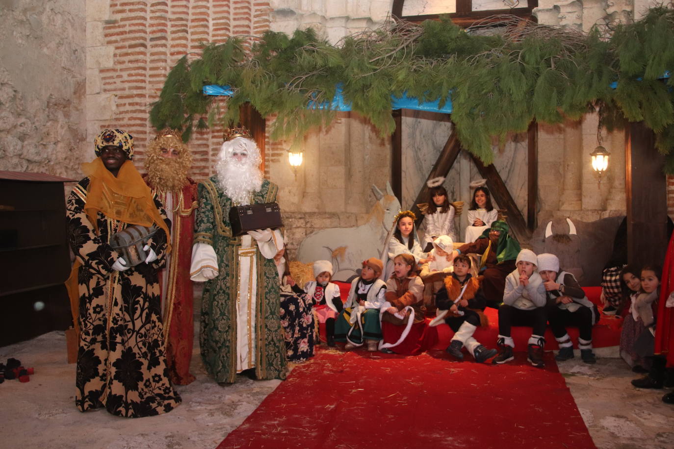 Baltasar, Gaspar y Melchor llegan a uno de los belenes vivientes en su recorrido de este jueves por Cuéllar