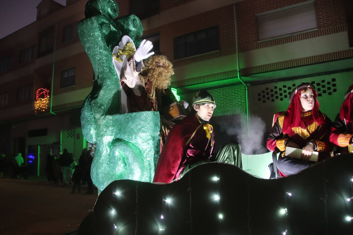 Baltasar, Gaspar y Melchor llegan a uno de los belenes vivientes en su recorrido de este jueves por Cuéllar