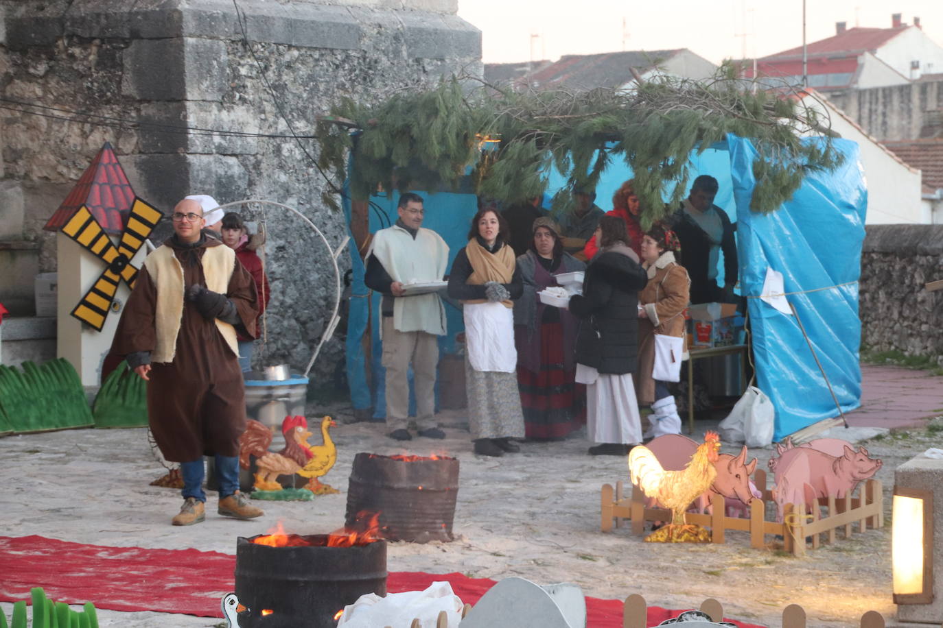 Baltasar, Gaspar y Melchor llegan a uno de los belenes vivientes en su recorrido de este jueves por Cuéllar