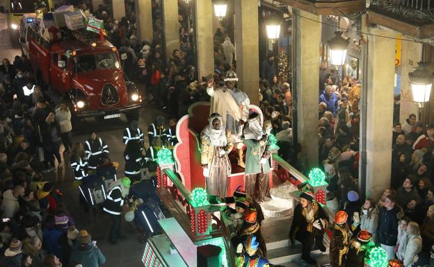 La carroza de Baktasa atraviesa este jueves la Calle Mayor. 