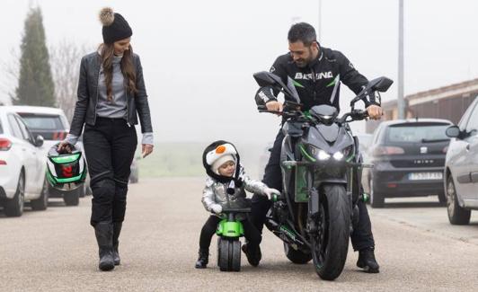 Francisco Pisador y Alba Bautista con su pequeña Adriana. 