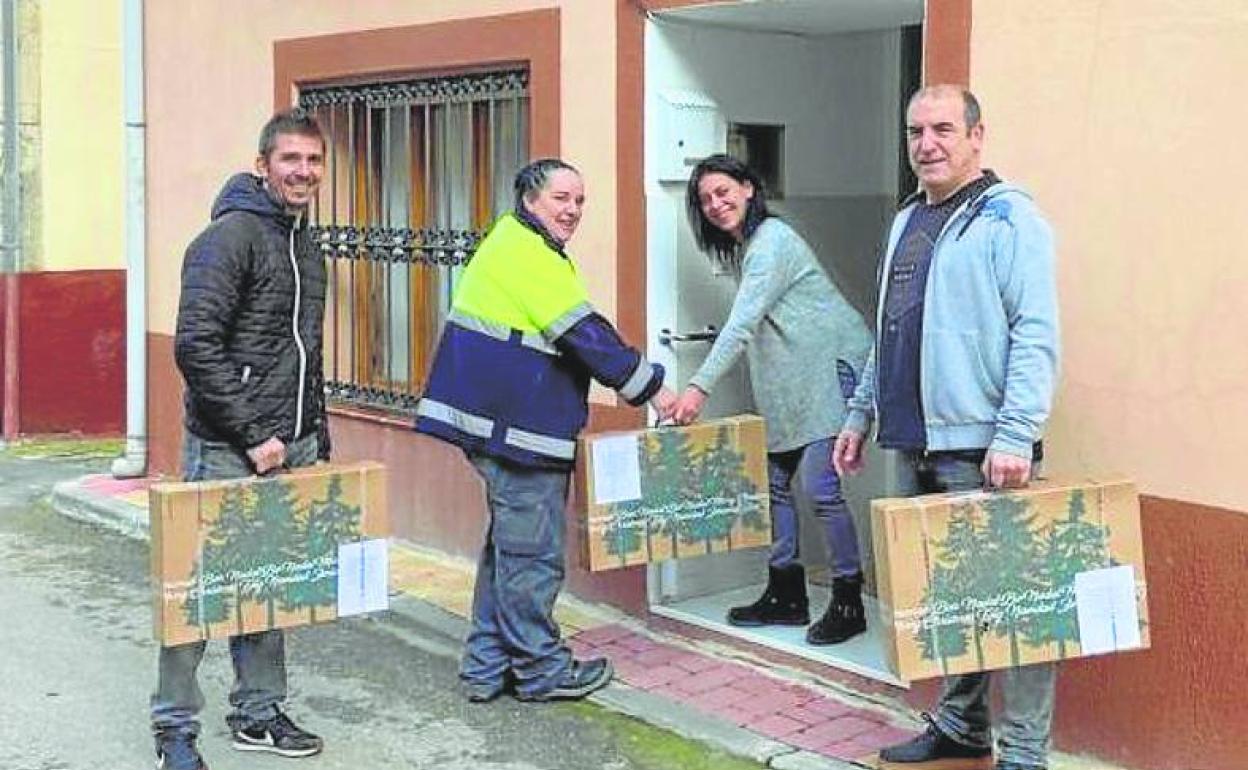 El Ayuntamiento de Cevico obsequia con una cesta a sus vecinos.