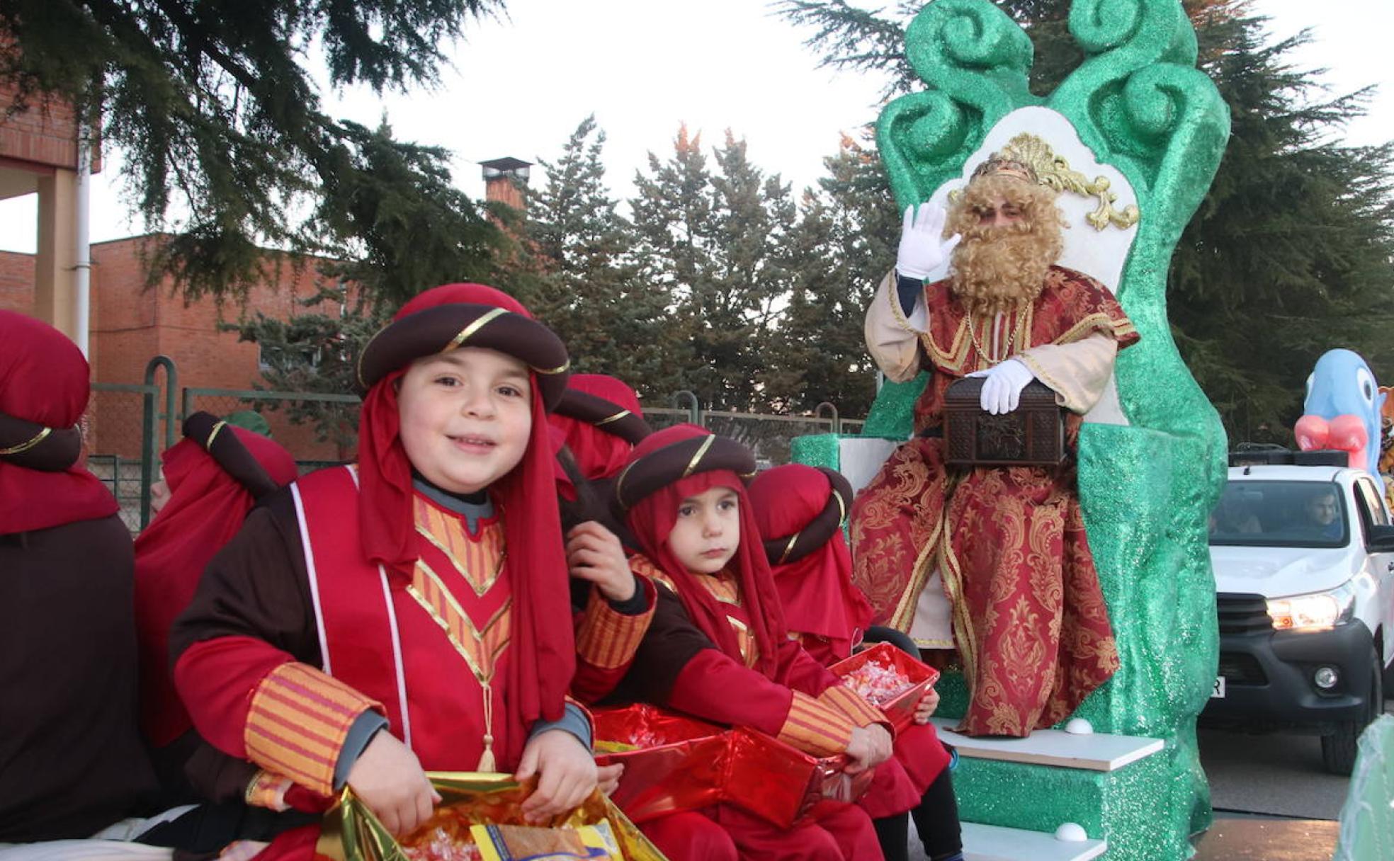 Gaspar saluda desde su carroza junto a los niños que le han ayudado de pajes, este jueves, en la cabalgata de Cuéllar. 