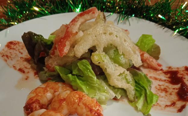 Ensalada templada de langostinos y tempura con salsa romesco