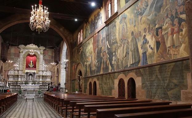 Interior de Santo Domingo de Guzmán en el que se aprecia el enorme mural que pintó Cossío.