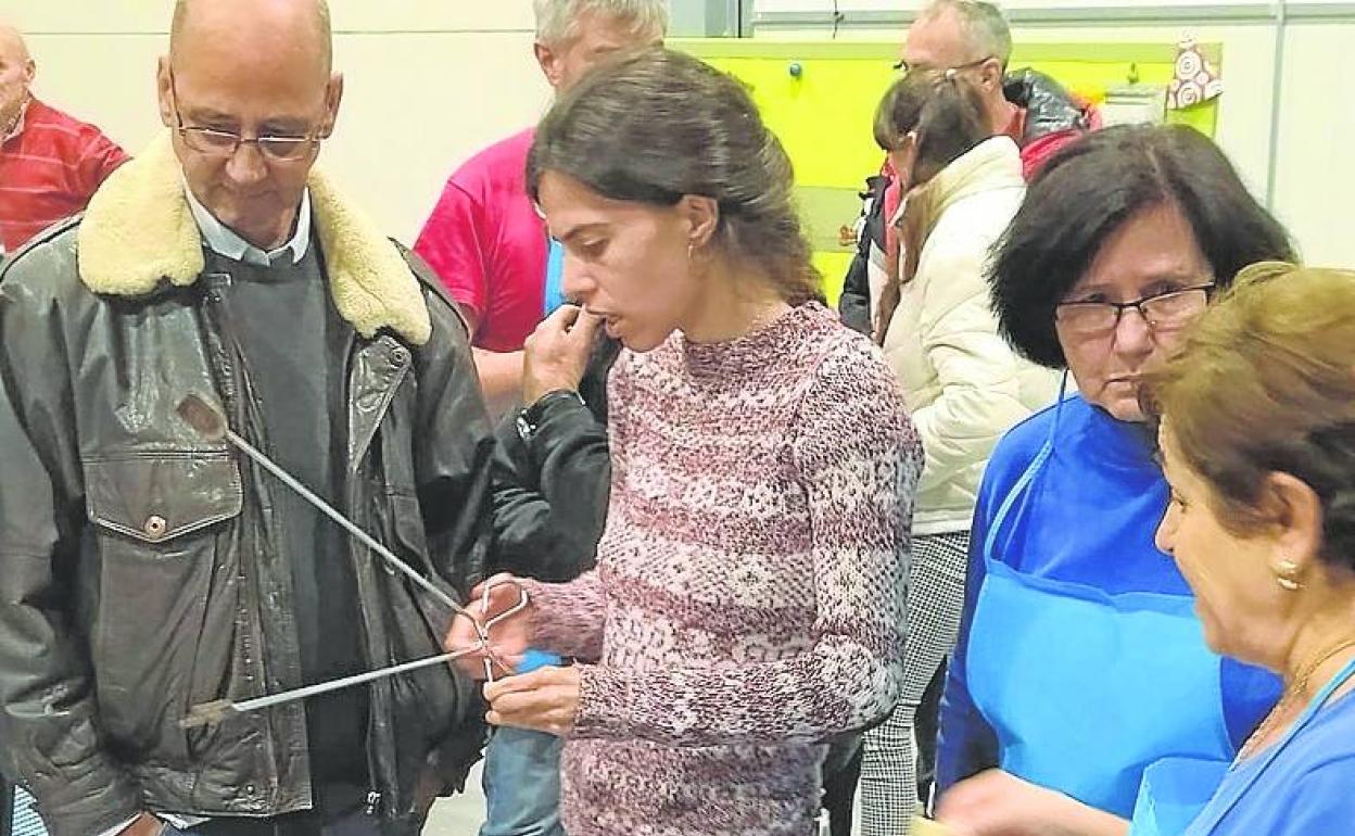 Los participantes en el encuentro fríen las orejuelas.