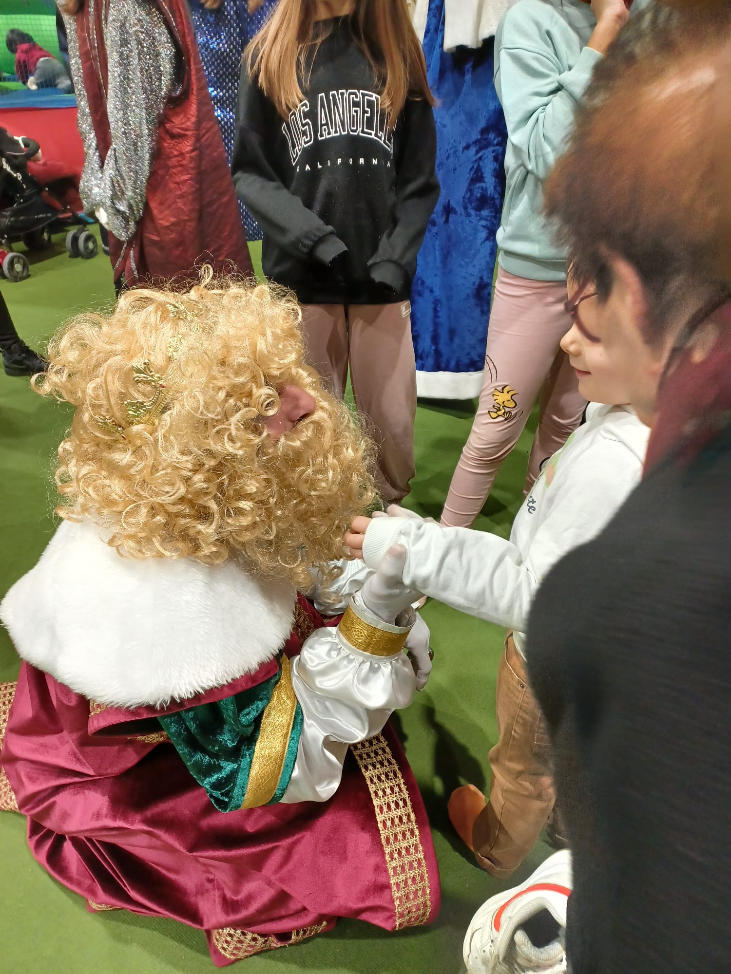 Gaspar saluda a un niño en Campaspero.