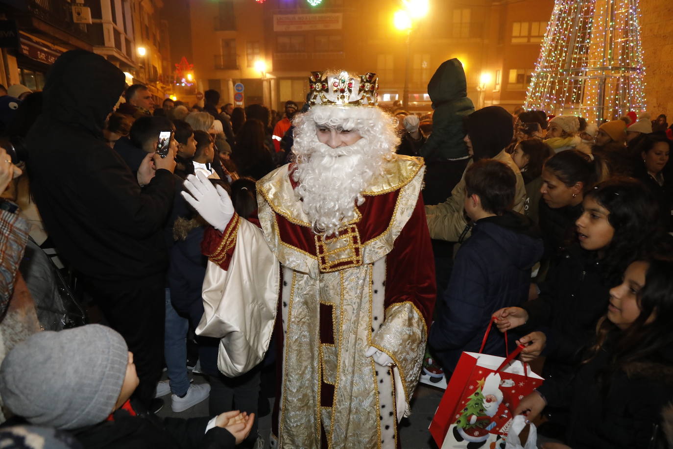 Melchor saluda a los más pequeños en Peñafiel.