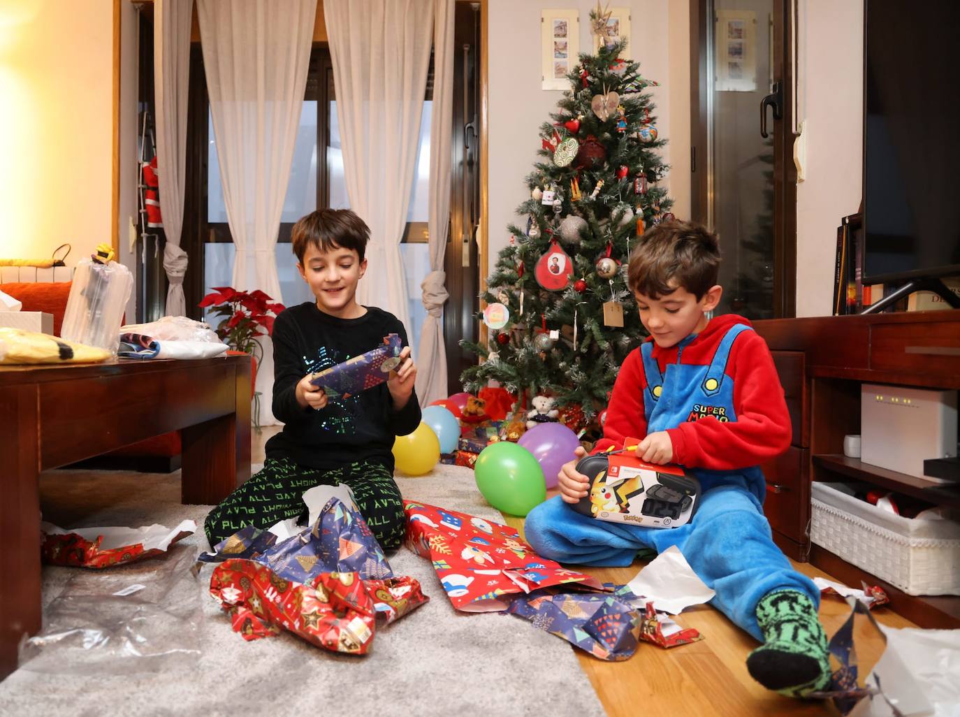 Adrián y Noah, de Laguna de Duero, los Reyes Magos les han traído este año todo lo que han pedido.