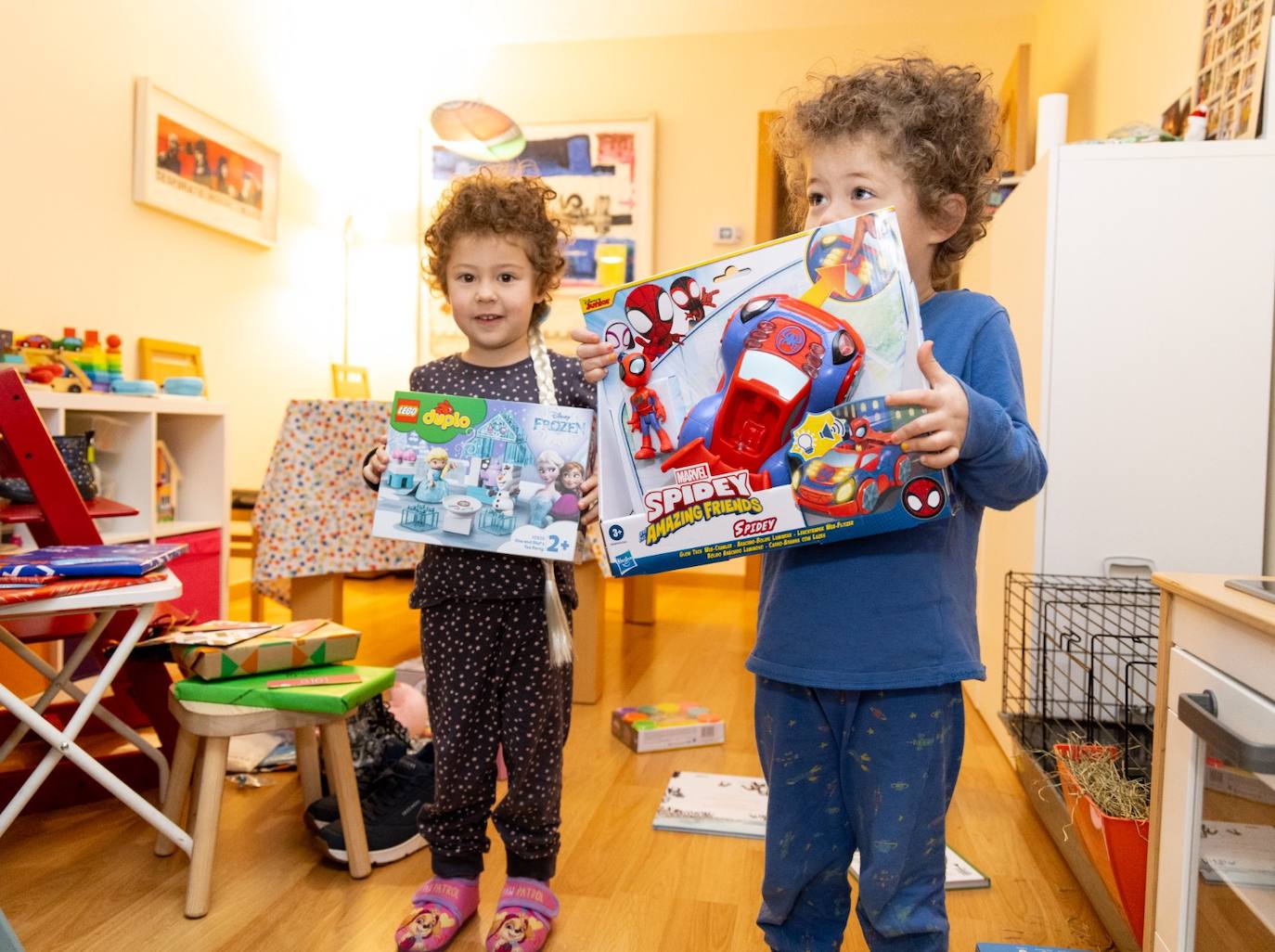 Martina y Guille, estos pequeños de pelo rizado, abren sus regalos Valladolid.