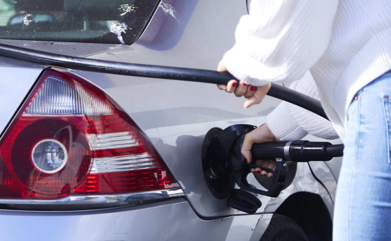 Un conductor llena el depósito de su vehículo en una gasolinera. 