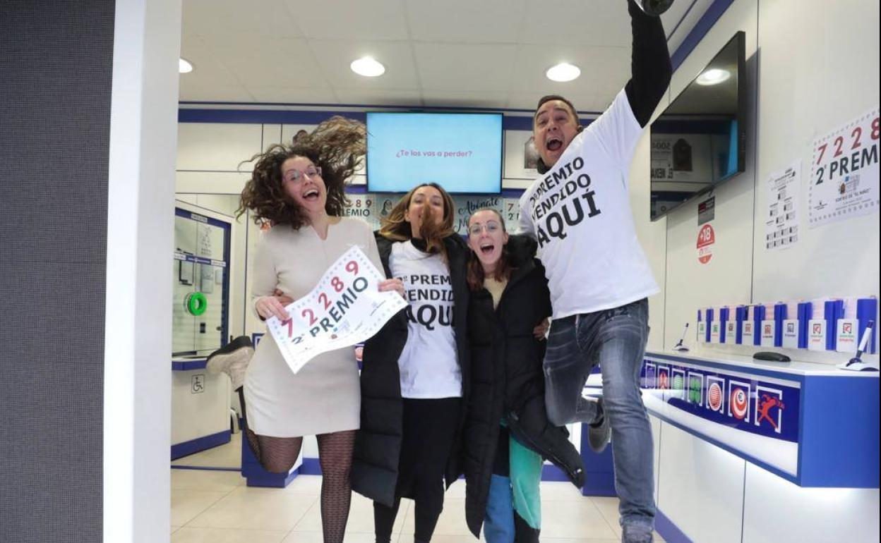 La administración de la calle Santiago celebra el segundo premio del Niño.