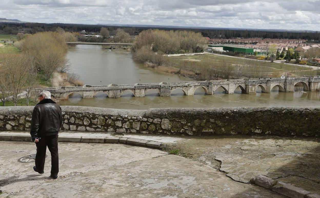 El histórico puente de Simancas sobre el Pisuerga, visto desde la localidad.