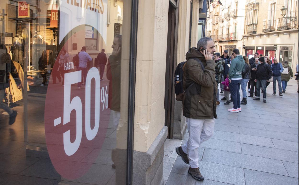 Cartel de descuento por la rebaja en el escaparate de una tienda de la capital segoviana. 