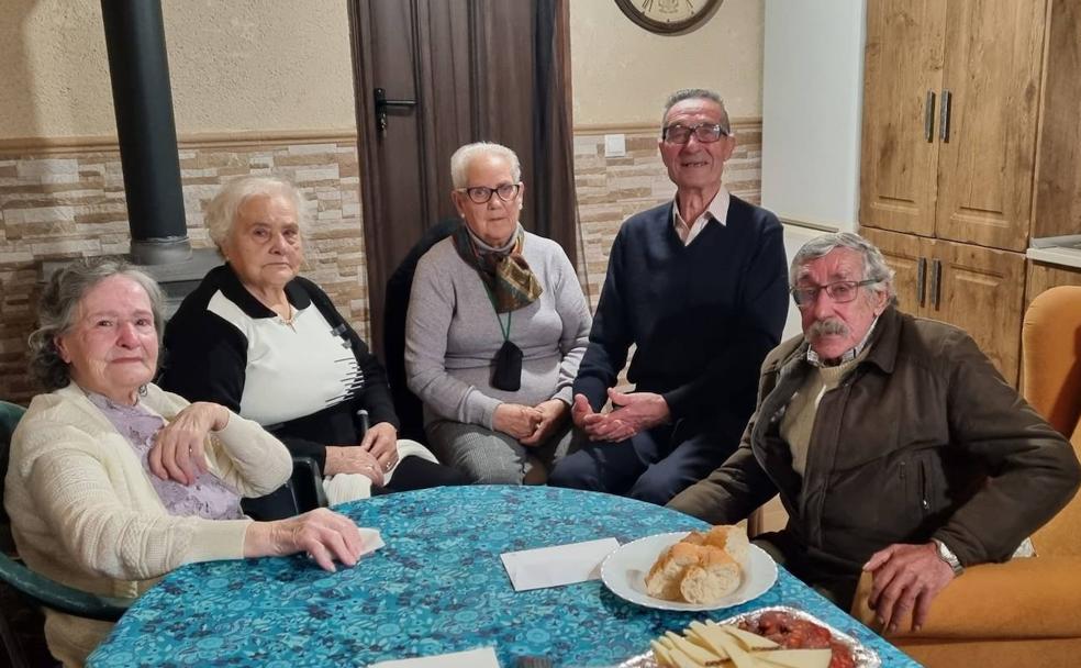 Dioni, Vicenta, su cuñada Josefa, Simeón y Pedro durante su encuentro en Bobadilla. 