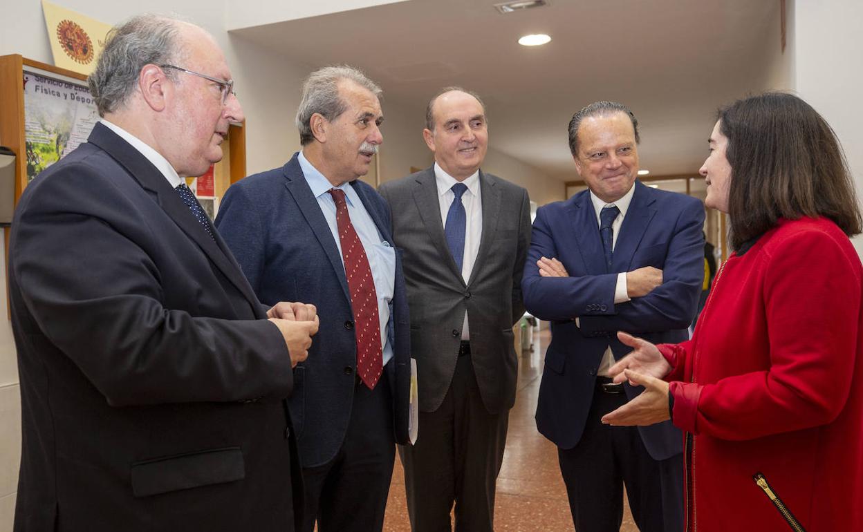 Los presidentes del CES, el Consultivo y el Consejo de Cuentas, junto al Procurador del Común (3i), conversan en Ávila con la concejala Sonsoles Sánchez-Reyes.