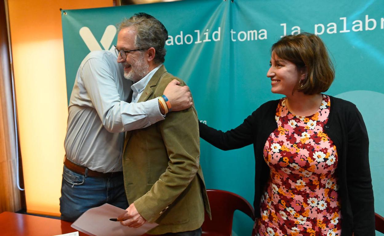 Bustos abraza a Manuel Saravia, este sábado 7 de enero, en presencia de María Sánchez..