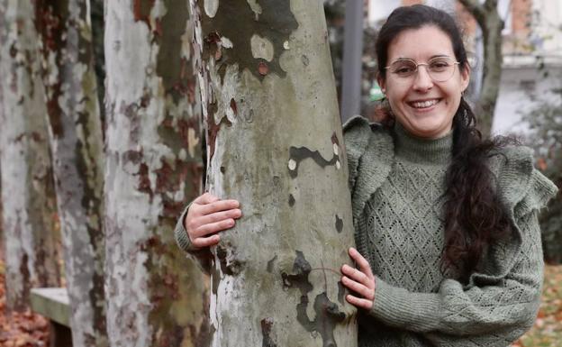 Tamara Balboa, presidenta nacional de Coceder, fotografiada para la entrevista en un parque.