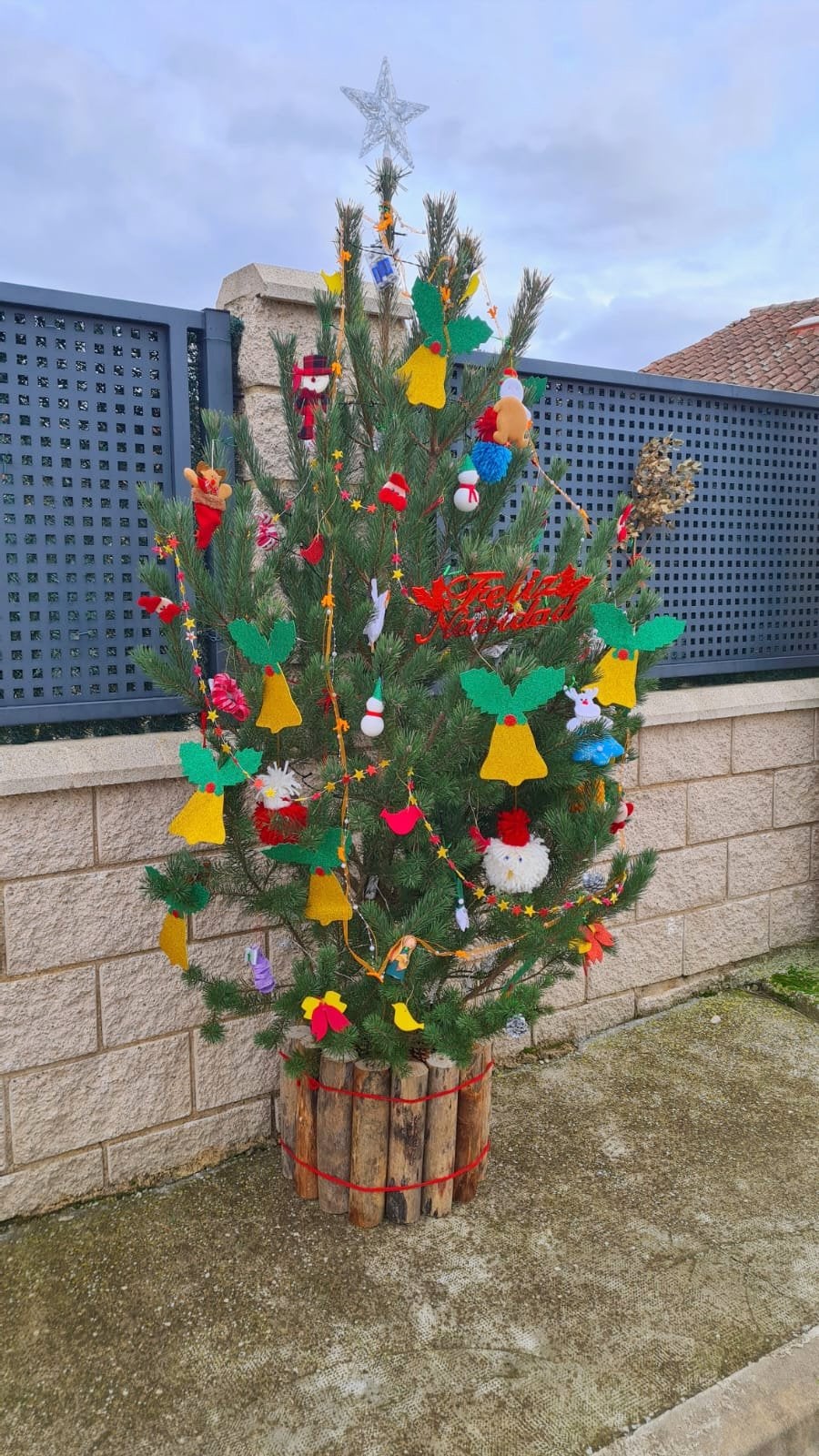 Cordovilla la Real ha brillado durante la Navidad con una esmerada decoración de árboles navideños