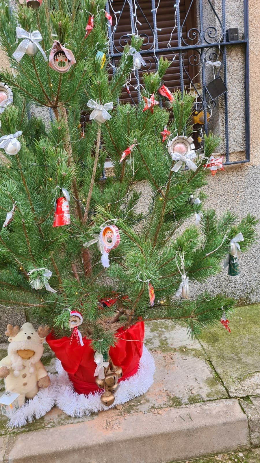 Cordovilla la Real ha brillado durante la Navidad con una esmerada decoración de árboles navideños