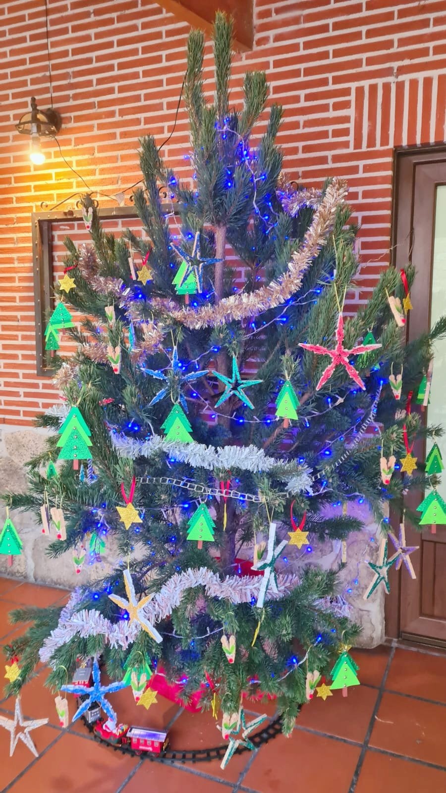 Cordovilla la Real ha brillado durante la Navidad con una esmerada decoración de árboles navideños