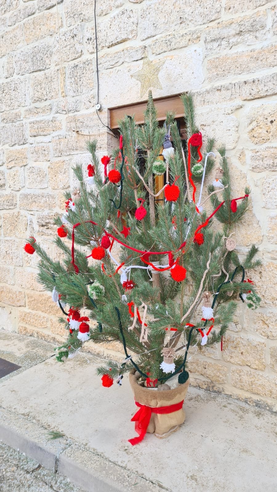 Cordovilla la Real ha brillado durante la Navidad con una esmerada decoración de árboles navideños