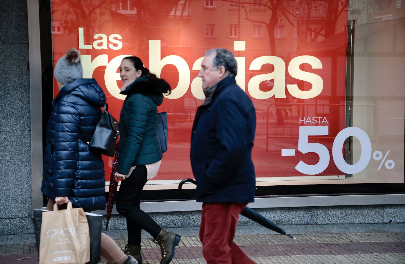 Fotos: Arrancan 50 días de rebajas, las últimas para El Corte Inglés de Constitución