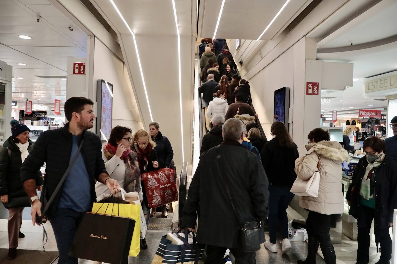 Fotos: Arrancan 50 días de rebajas, las últimas para El Corte Inglés de Constitución