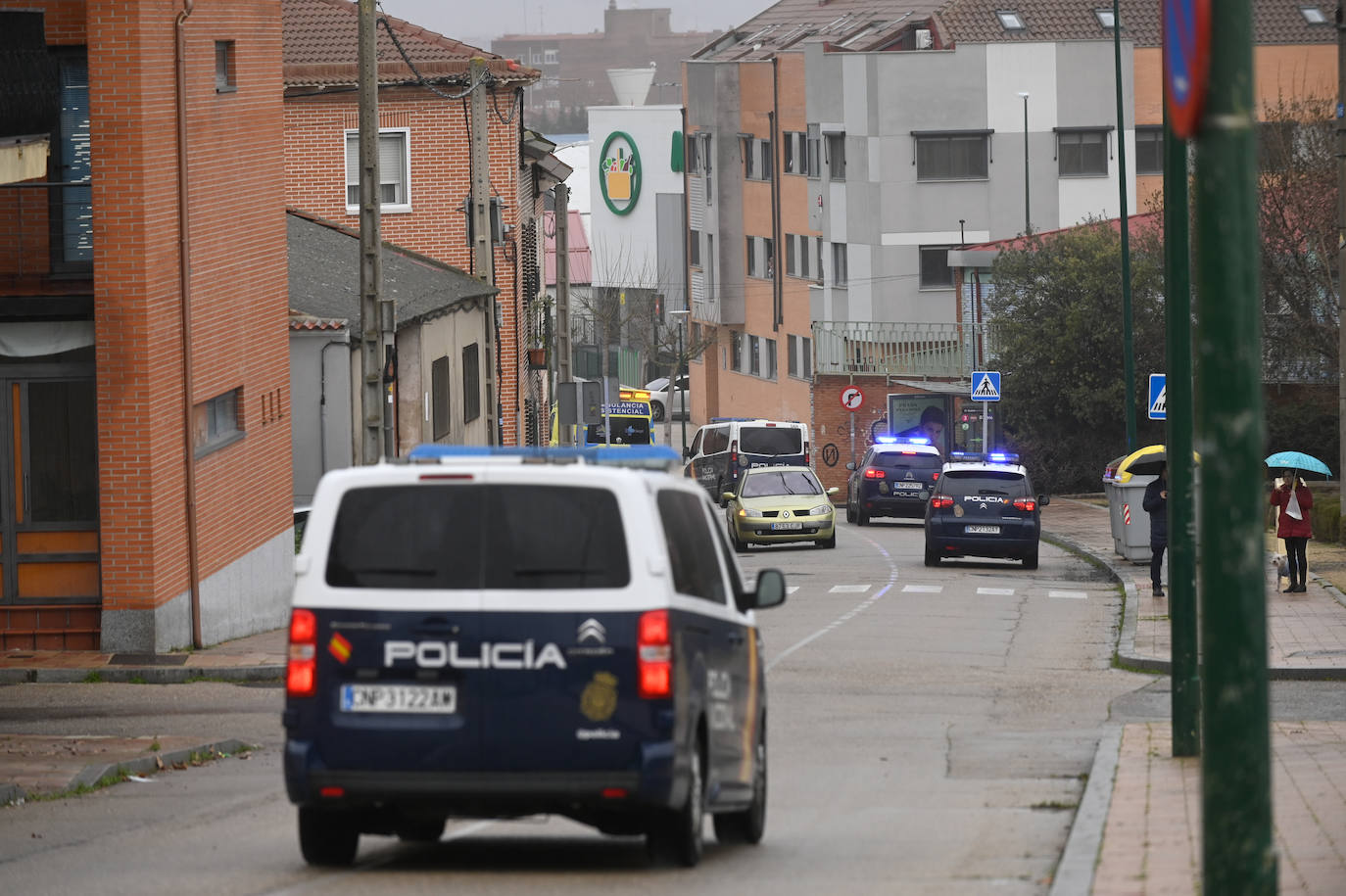 Fotos: Apuñala a un agente que acudió a detenerle por violencia machista en Las Flores