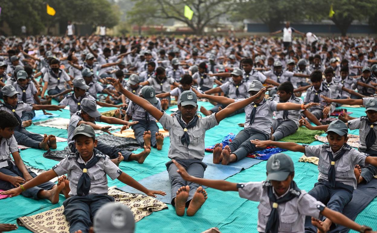 Sesión de yoga de estuiantes en India. 