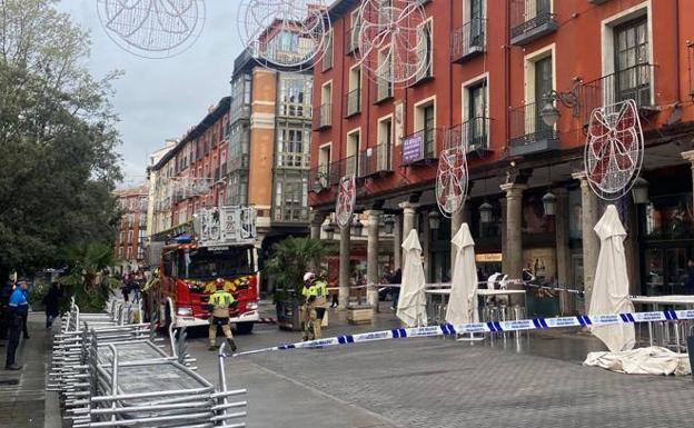 Cortan la calle Ferrari por desprendimientos en la azotea de un edificio