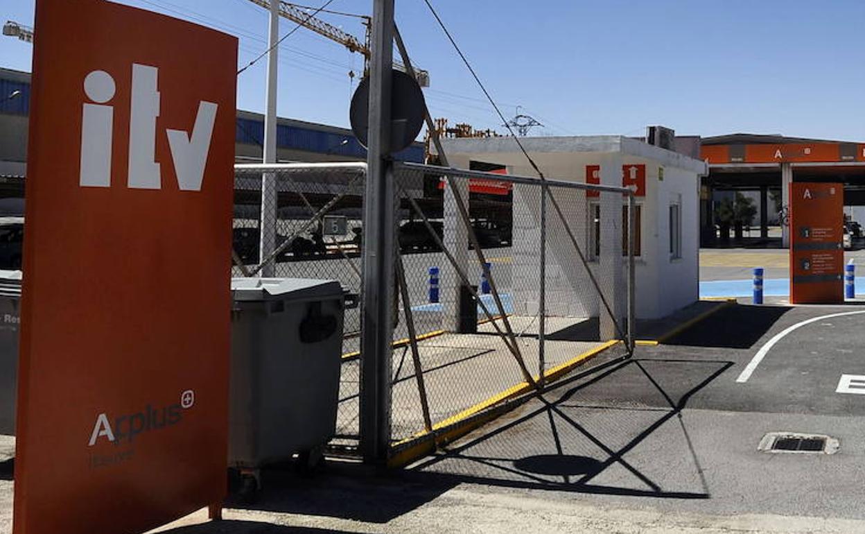 Acceso a una estación donde se pasa la Inspección Técnica del Vehículo (ITV).