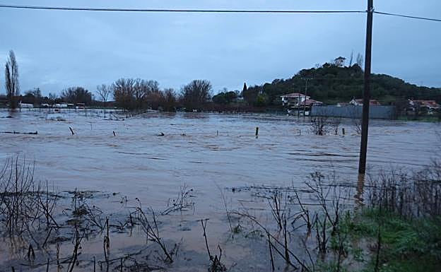 Imagen principal - Rescatan a varias personas en un vehículo y en una vivienda por inundaciones en Salamanca