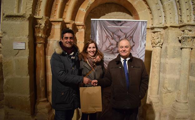 Juan Luis Lechón y Raquel Sanz, con el comisario de la exposición, José Luis Calvo. 