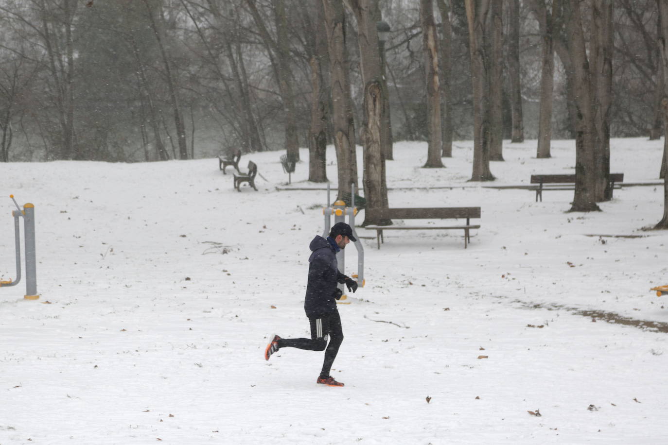 Otros no cambiaron su rutina a pesar del frío y la nieve. El pavimento no invitaba a salir a correr, pero eso no era un problema para algunos.