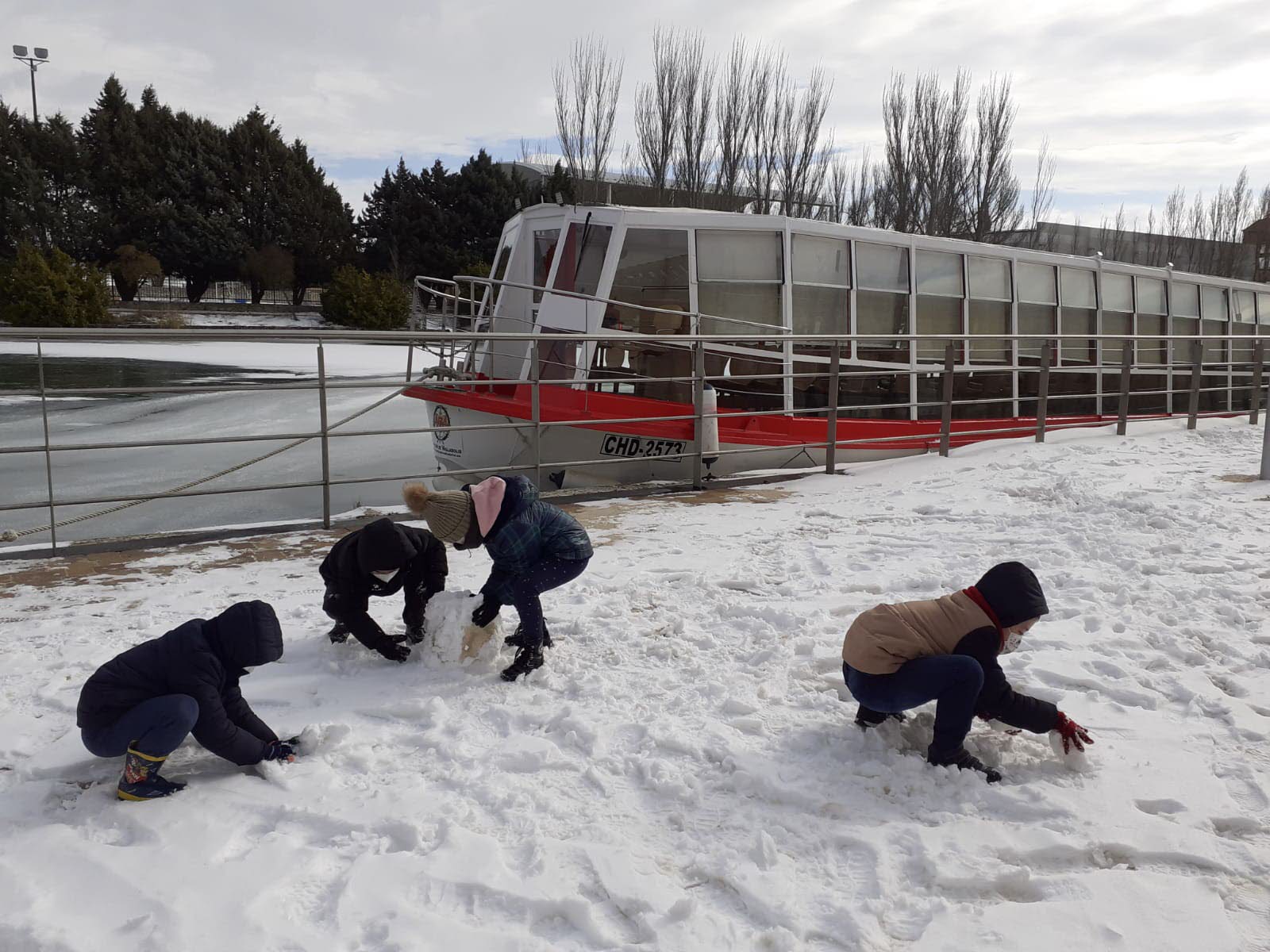 En Medina de Rioseco, los más pequeños aprovecharon para hacer muñecos de nieve junto el canal.