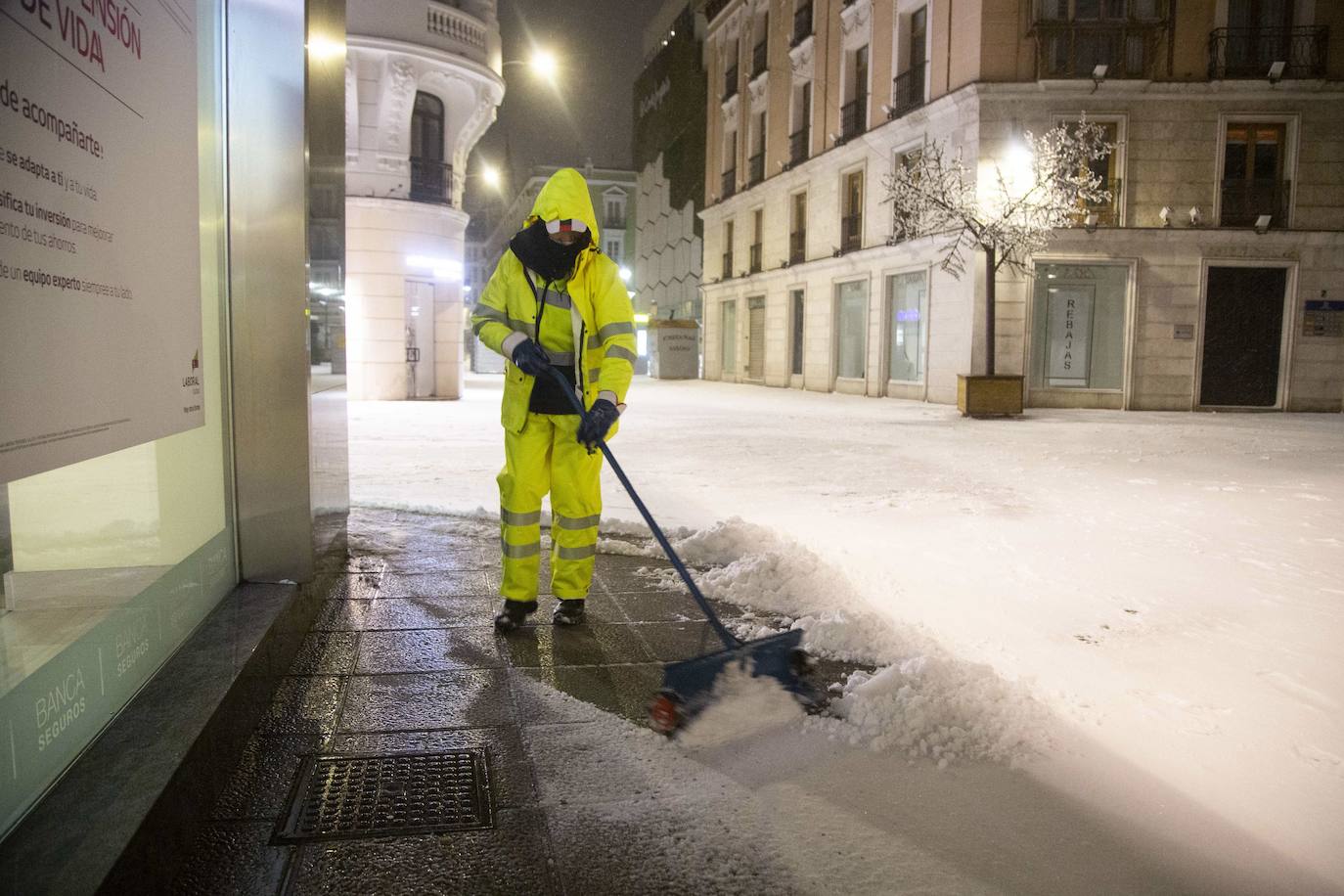 Por toda la ciudad, los trabajadores enfocaron sus esfuerzos en apartar la nieve de las aceras.