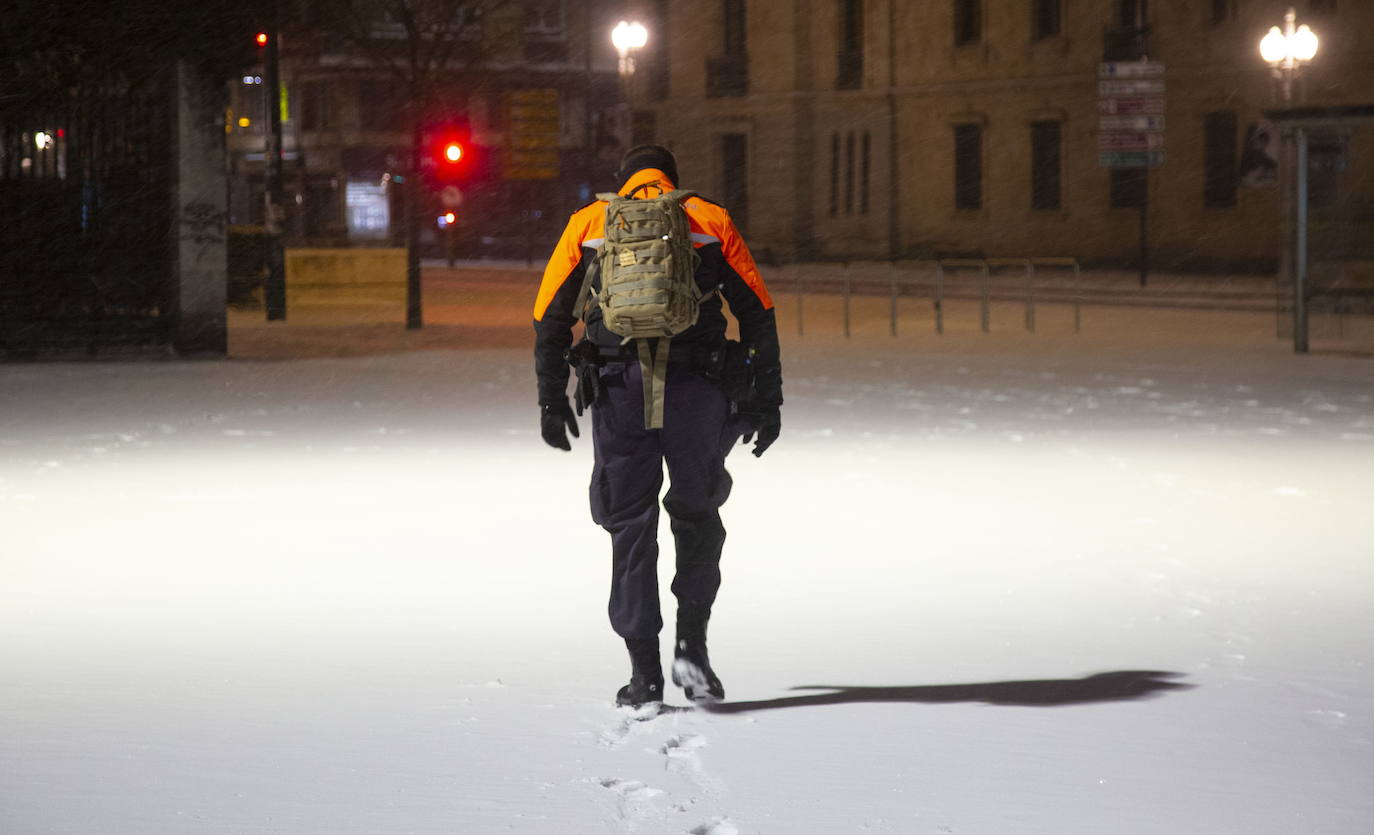 El toque de queda, aún vigente por el coronavirus, hacía que se viera a pocas personas por las calles de Valladolid.