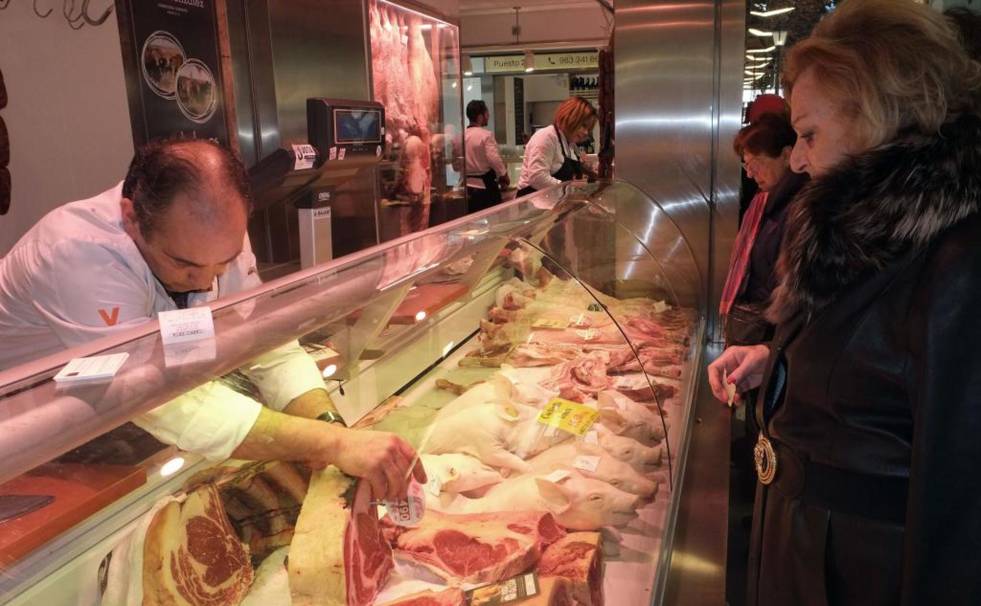 Clientas en una carnicería en el Mercado del Val, en Valladolid, 