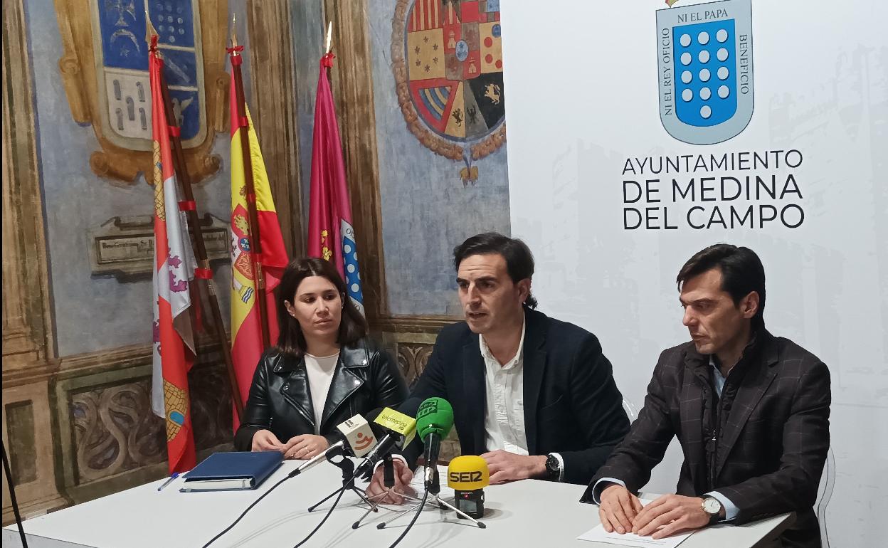 En imagen central Guzmán Gómez, alcalde de Medina del Campo en la rueda de prensa convocada para explicar el balance de proyectos llevados a cabo en la villa en el 2022. A la izquierda Nadia González, concejala y a la derecha el también concejal Luis Carlos Salcedo. 